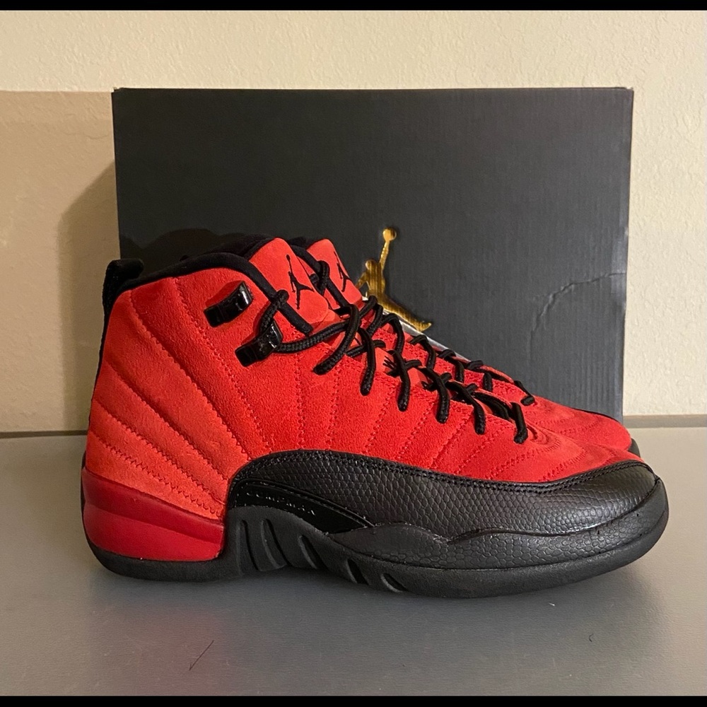 Jordan 12 Reverse Flu Game GS size 5Y = 6.5 women